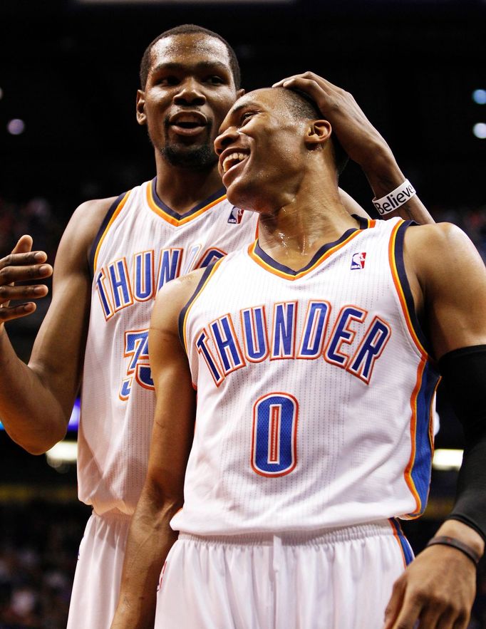 Hráči klubu NBA Oklahoma City Kevin Durant a Russell Westbrook