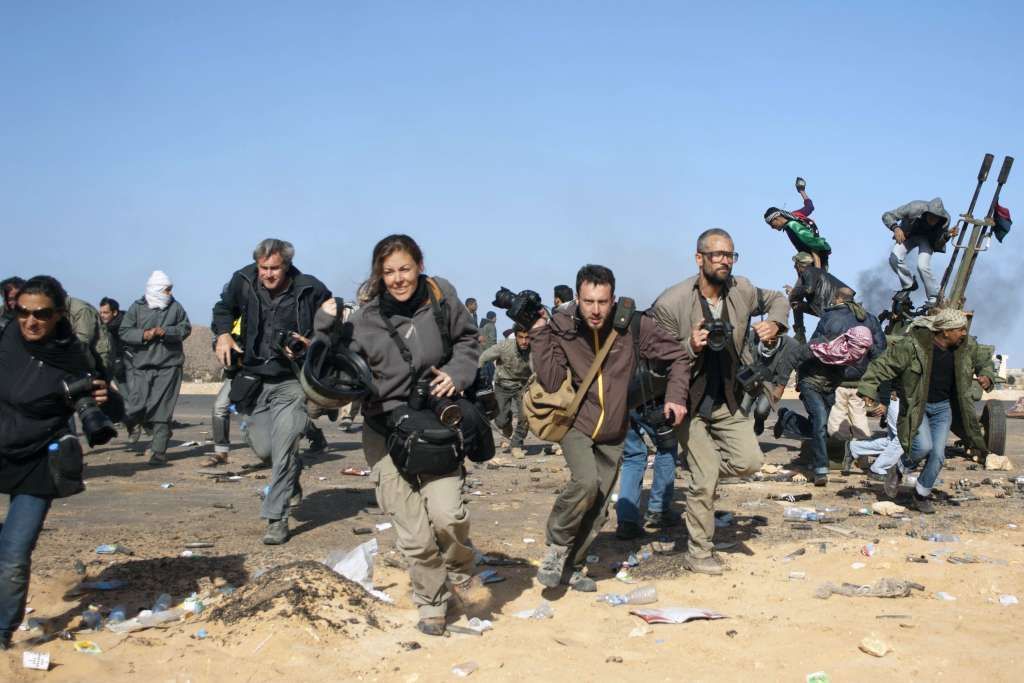 Libye - novináři utíkajíí před bombami