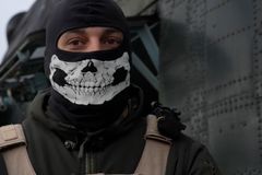 Obelstít a odpálit. Není to jen dělostřelecká válka, ukazuje video z vrtulníku