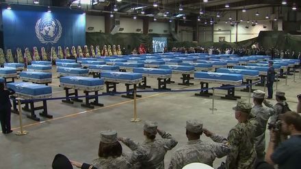 Konečně letí domů. KLDR vydala ostatky padlých amerických vojáků, 55 rakví naložili do letadla