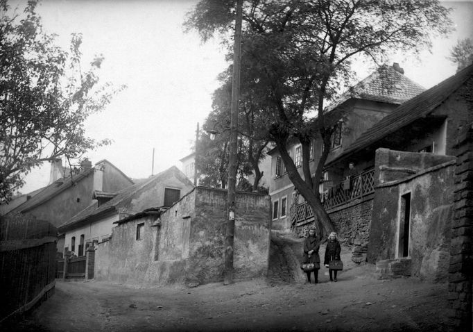 Jakub Arbes ve své povídce Rváč z roku 1903 o Buďánkách napsal: "Osada sama, vcelku něco přes 20 stavení, z nichž některá patří ke Smíchovu, jiná ke Košířům, jest v okolí Prahy, ba snad v celých Čechách z různých příčin svého druhu jediná. A to nejen svým zvláštním terénem a skoro až divoromantickým okolím, nýbrž i bizarností většiny svých starších stavení, z nichž jedno není druhému skoro ani podobno."