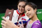 Sport dává zapomenout politickým rozmíškám. Hong Un Jong ze Severní Koreje si dělá selfie s Lee Goim z Jižní Koreje.