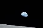 V květnu 1961 vyhlásil americký prezident velkolepý plán, jehož cílem bylo přistání na Měsíci. (Snímek měsíce z volného vesmíru byl pořízen z velitelského modulu Apolla 8 v prosinci 1968).
