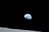 V květnu 1961 vyhlásil americký prezident velkolepý plán, jehož cílem bylo přistání na Měsíci. (Snímek měsíce z volného vesmíru byl pořízen z velitelského modulu Apolla 8 v prosinci 1968).
