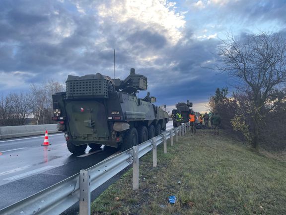 Další známá nehoda pandurů. Na dálnici D6 došlo 15. listopadu 2023 k nehodě tří obrněnců s osobním autem, čtyři vojáci se zranili.