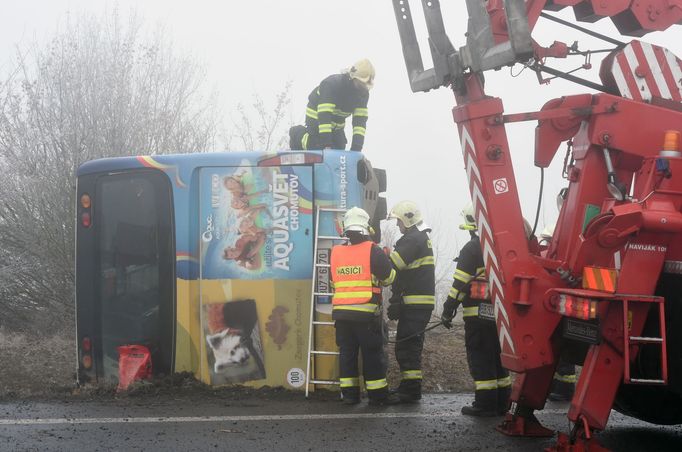 Nehoda školního autobusu na Lounsku.