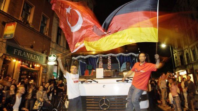 Běžný obrázek z berlínských ulic: turecká vlajka se třepetá vedle německé. Jak to bude vypadat při vzájemném klání?