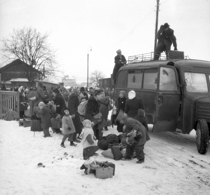 První transport odsunutých Němců z Mariánských Lázní do americké okupační zóny Německa (1200 osob) odjel 25. ledna 1946.