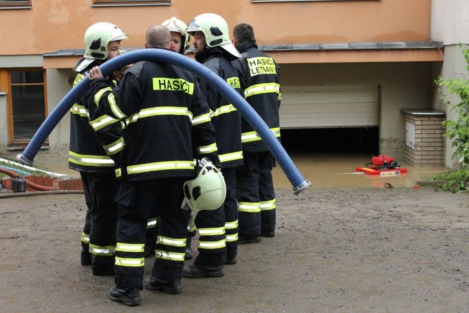 Hasiči v areálu obytných domů u Hamerského rybníka.