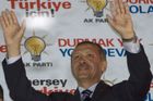 Erdogan Turky přesvědčil. Armádu zatím ne