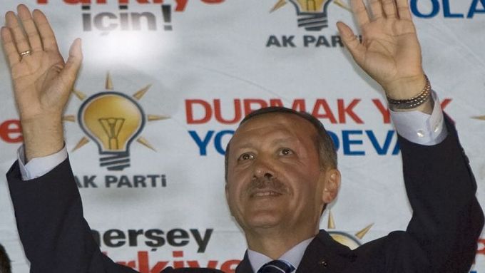 Triumfující Erdogan po volbách. Nyní má další důvod k oslavám