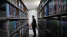 An employee stands in the library at a communist party school called China's Executive Leadership Academy of Jinggangshan, in Jiangxi province, September 20, 2012. China has yet to announce the start date for the 18th Communist Party Congress, China's biggest political meeting in 10 years, which will see the transfer of power from President Hu Jintao and Premier Wen Jiabao to a new generation. REUTERS/Carlos Barria (CHINA - Tags: POLITICS) Published: Zář. 20, 2012, 4:40 odp.