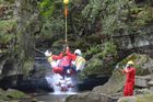 Žena u Satinských vodopádů spadla ze srázu, záchranáři ji ze strže vytáhli lanem přímo do vrtulníku