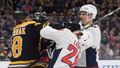 NHL 2019/20, Boston - Washington: David Pastrňák v šarvátce s Brendanem Leipsicem