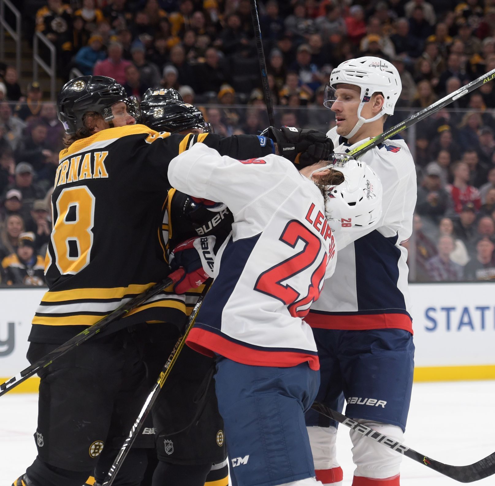 NHL 2019/20, Boston - Washington: David Pastrňák v šarvátce s Brendanem Leipsicem