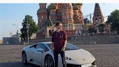 NEPOUŽÍVAT!!! Nikulin a jeho drahé sportovní auto na Rudém náměstí.