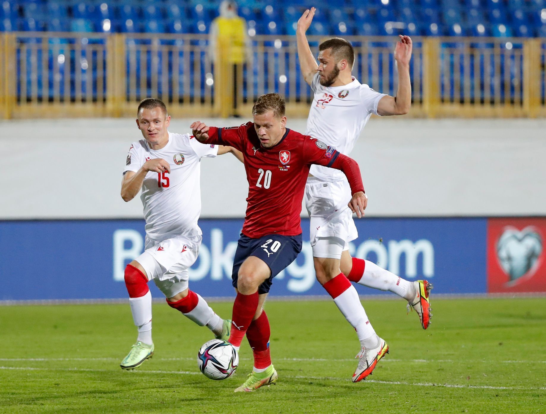 Matěj Vydra, Alexandr Seljava a Roman Běgunov v zápase skupiny E kvalifikace MS Bělorusko - Česko