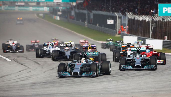 Mercedes Formula One driver Lewis Hamilton of Britain leads the pack during the Malaysian F1 Grand Prix at Sepang International Circuit outside Kuala Lumpur, March 30, 20