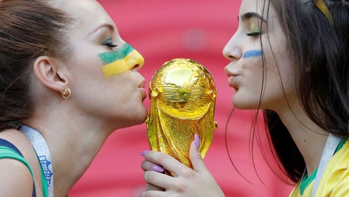 Brazilské fanynky se loučí s trofejí pro mistry světa, kterou jejich miláčkové ani letos v Rusku nezískají.