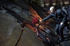Ex-KGB Putin se klaní u památníku Stalinových obětí. Ruský člověk vydrží vše