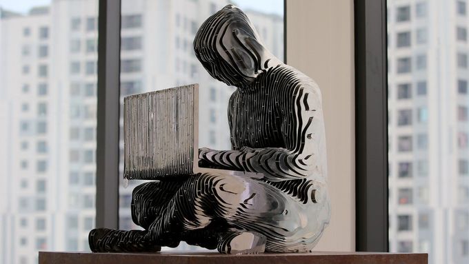 Tvůrce bitcoinu zůstává v anonymitě pod pseudonymem Satoshi Nakamoto. "Mizející" verze jeho sochy byla letos v říjnu vystavena v Hanoji.