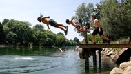 Úřady ve Španělsku, ale i v mnoha dalších zemích proto vydaly zdravotní varování. Červený, tedy nejvyšší stupeň výstrahy před vedrem je v platnosti v části Portugalska, Itálie a Chorvatska, množství oranžových stupňů platí na části území Španělska, Francie, Rakouska, Belgie, Bosny a Hercegoviny, Maďarska, Srbska, Slovinska a Švýcarska.