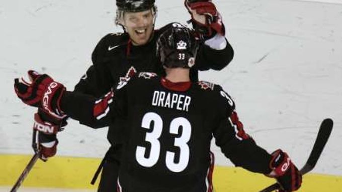 Kanadští hokejsité Brad Richards (vlevo) a Kris Draper se radují z gólu v brance Česka.