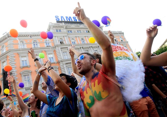 Homosexuální průvod v Santo Domingu, Budapešti a Madridu.