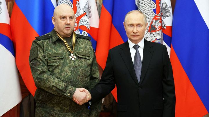 Čistka mezi armádními špičkami. Putina mohl zradit "Řezník z Aleppa", kterému věřil