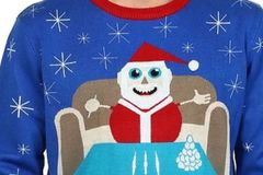 Ať sněží! Americký obchod prodával svetr se Santa Clausem, který šňupe kokain
