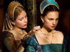 Scarlett Johansson a Natalie Portman ve filmu Králova přízeň (Other Boleyn Girl)