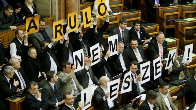 Poslanci Hnutí za lepší Maďarsko (Jobbik) protestují proti hlasování o nové ústavě v parlamentu.