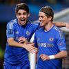 Fotbalisté Chelsea Oscar a Fernando Torres slaví gól v utkání proti Šachťaru Doněck v Lize mistrů 2012/13.