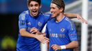 Fotbalisté Chelsea Oscar a Fernando Torres slaví gól v utkání proti Šachťaru Doněck v Lize mistrů 2012/13.