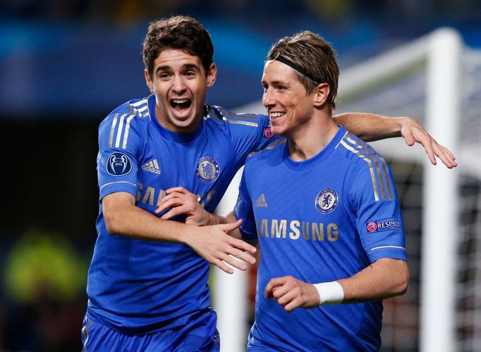 Fotbalisté Chelsea Oscar a Fernando Torres slaví gól v utkání proti Šachťaru Doněck v Lize mistrů 2012/13.