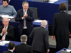 Bloom (na snímku zády) odchází z jednacího sálu poté, co ho z něj vykázal šéf europarlamentu Jerzy Buzek