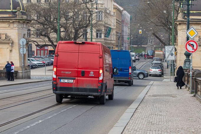 Most Legií v Praze a jak funguje v praxi omezení vjezdu vozidel širších než dva metry.