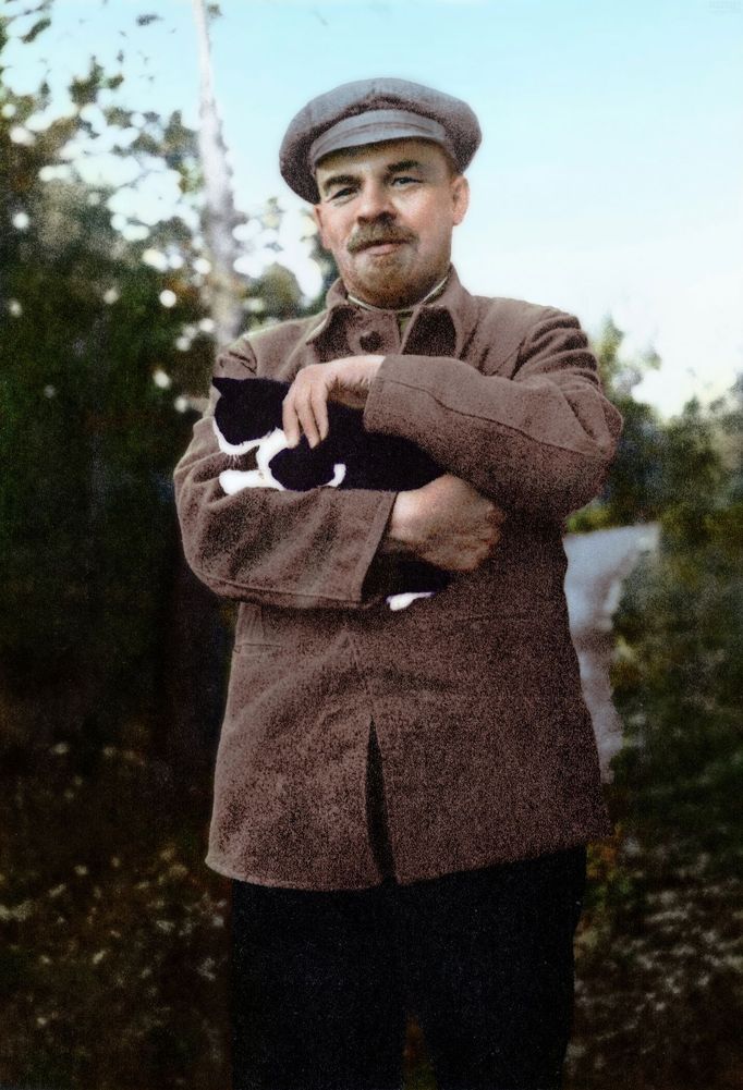 Vladimír Iljič Lenin s kočkou, rok 1922. Kolorovaná fotografie