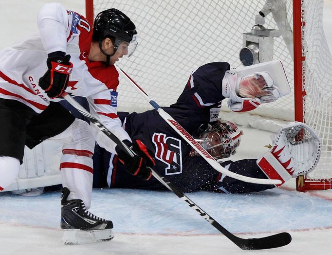 John Tavares střílí gól v utkání MS v hokeji 2012 USA - Kanada