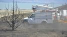 Power crews work to repair power lines damaged from the so-called Dump Fire near Eagle Mountain, Utah, June 23, 2012. A raging Utah brush fire ignited by target shooting in dry grass has forced some 8,000 people from their homes in two small communities since June 22 as high winds fanned flames toward a nearby explosives factory, authorities said. REUTERS/Jeff McGrath (UNITED STATES - Tags: ENVIRONMENT DISASTER) Published: Čer. 24, 2012, 2:31 dop.