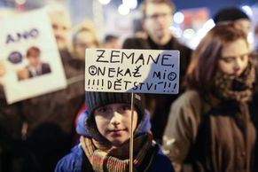 Foto: Zeman slavil své zvolení na uzavřeném Hradě. Pod okna mu dorazily tisíce lidí bránících média