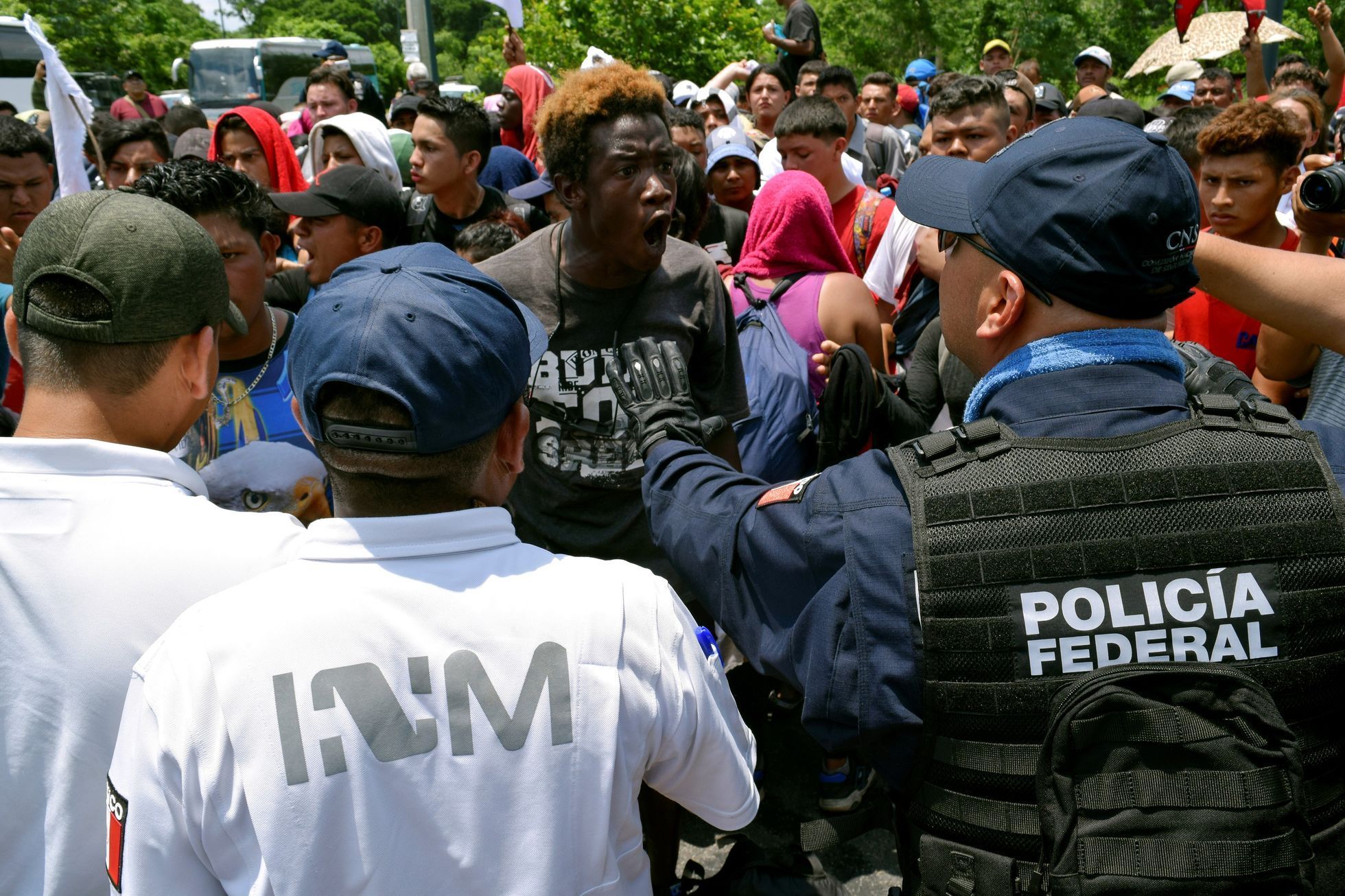 Zásah mexické policie proti karavaně migrantů z Latinské Ameriky.