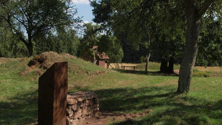 V osadě skončil život ze dne na den, zbyla jen kaple a studny. Nyní tady lze přespat; Zdroj foto: Blíž přírodě, Český svaz ochránců přírody