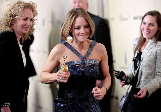 Jodie Foster s cenou Cecila B. DeMilla přibíhá na after party Weinstein Company