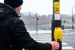 V Praze je nové bezkontaktní tlačítko pro chodce. Funguje ve zkušebním režimu