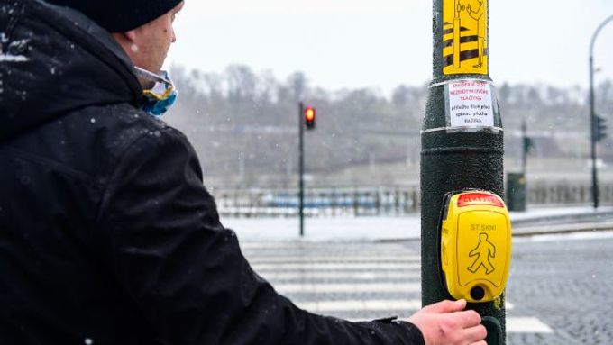 Technická správa komunikací nevyměňovala celá tlačítka, ale do toho současného nechala namontovat mikrovlnný senzor.