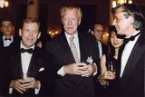 Na fotografii z téže doby jsou prezident Václav Havel s hercem Maxem von Sydowem a prezidentem festivalu Jiřím Bartoškou.