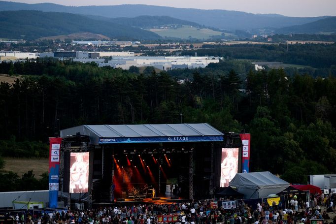 Snímek z pátečního zahájení festivalu Hrady CZ pod hradem Točník.