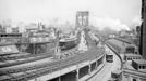 Pohled na železniční terminál a Brooklynský most v New Yorku na fotografii z roku 1903.