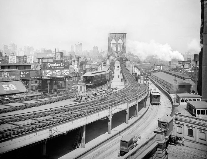 Pohled na železniční terminál a Brooklynský most v New Yorku na fotografii z roku 1903.